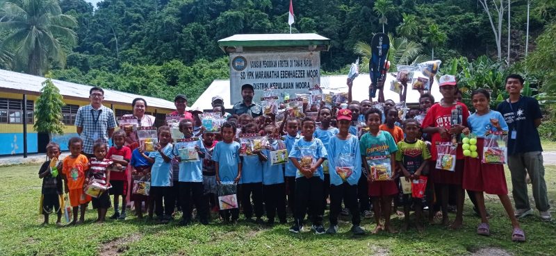 Wakil Ketua DPRK Nabire, Imanuel F.H. Rumbewas, ST, menyerahkan bantuan pendidikan dan perlengkapan olahraga kepada siswa SD YPK Maranatha Ebenhaezer Moor saat kunjungan kerja di Distrik Kepulauan Moor, Kabupaten Nabire, Papua Tengah, Jumat (8/5/2026). Dok/PI